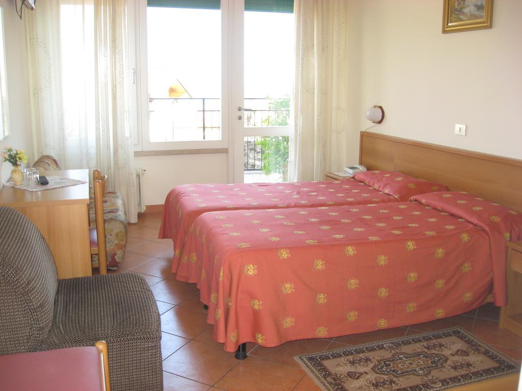 Hotel Susy Limone sul Garda Room photo